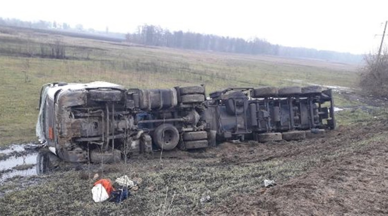 На трасі Одеса-Южне перевернулася вантажівка