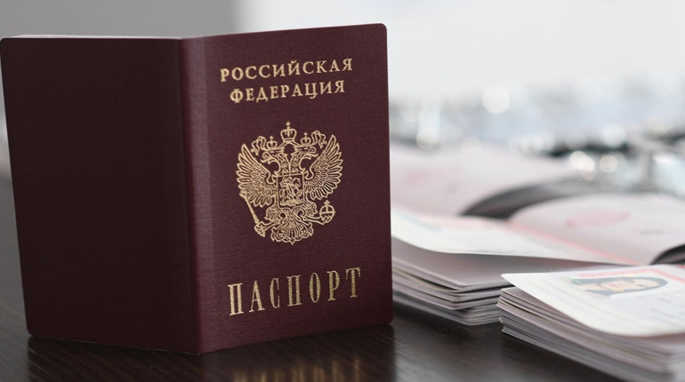 Мешканцям окупованих територій окупанти ставлять мітки у паспортах РФ
