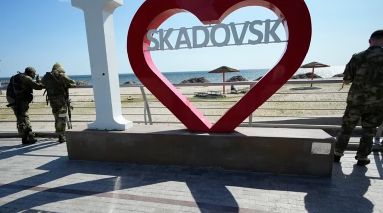 "Чому не отримуєш російський паспорт". Росіяни тиснуть на місцевих у Скадовську