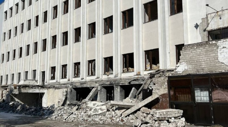 Окуповані міста Луганщини. У Лисичанську багато зруйнованих будівель, люди скандалять за гуманітарку