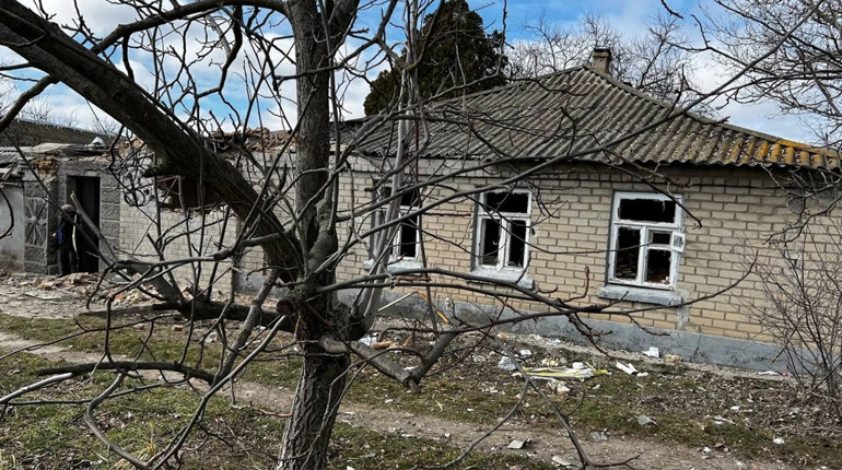 Ворожі обстріли на Херсонщини: російські снаряди руйнують будинки та цивільну інфраструктуру