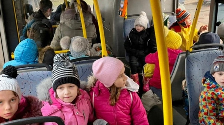 В зоні бойових дій залишилось 4 тис. дітей. Місцевих постійно просять евакуюватися з Донеччини