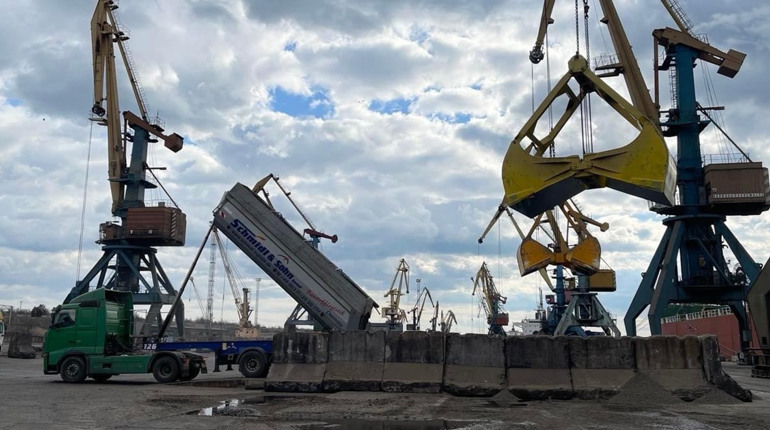 За минулий місяць колектив порту “Южний” обробив 56 тисяч тонн вантажу (ФОТО)
