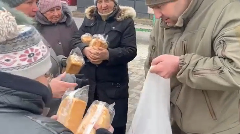 Поліція видала гуманітарну допомогу жителям деокупованих територій Луганщини