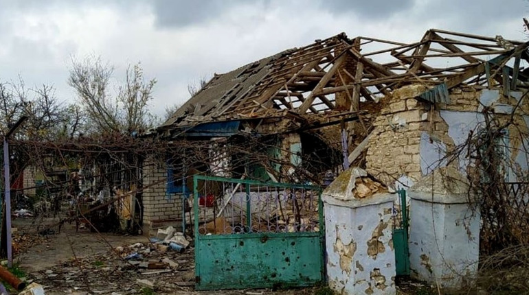 Окупанти обстрілюють Херсонщину: ворожі снаряди знищують житлові будинки та вбивають мирних жителів