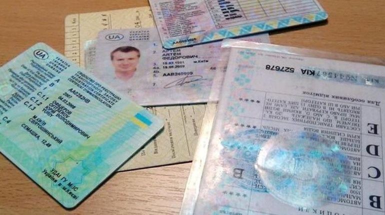 Хто з українських водіїв має замінити права на нові: пояснення сервісного центру