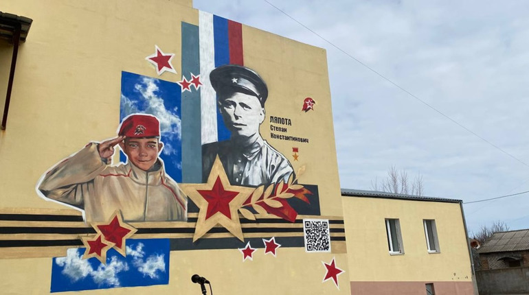 Стіну школи у Генічеському районі “прикрасили” черговим пропагандистським малюнком