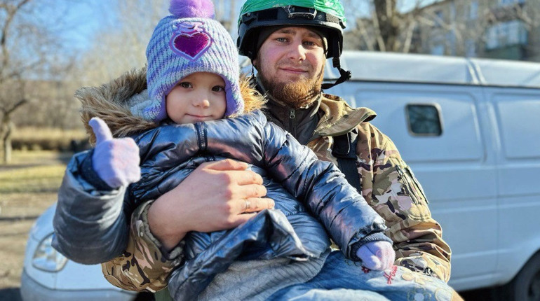 З Нью-Йорку поліцейські евакуювали родину з дітьми. Як виїхати з Торецької громади