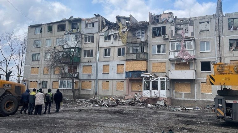У Покровську демонтовують аварійні конструкції пошкодженої багатоповерхівки