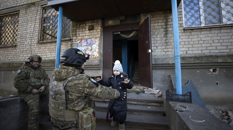 Примусова евакуація дітей із зон активних бойових дій. Які підстави та механізм проведення