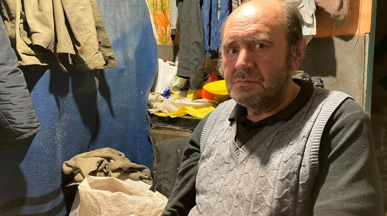 Житель Лозової вже рік живе у зруйнованому російською ракетою будинку. Від холодів рятує буржуйка