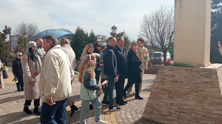В Южному відбувся урочистий мітинг до дня народження Тараса Шевченка (ФОТО)