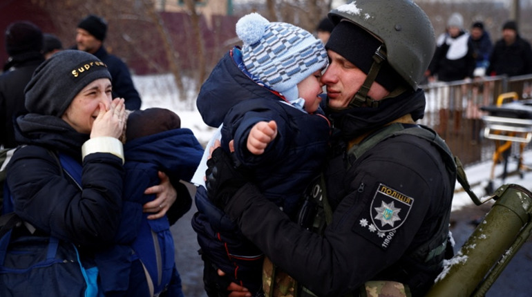 Примусова евакуація дітей із зони бойових дій. Що це означає для місцевих