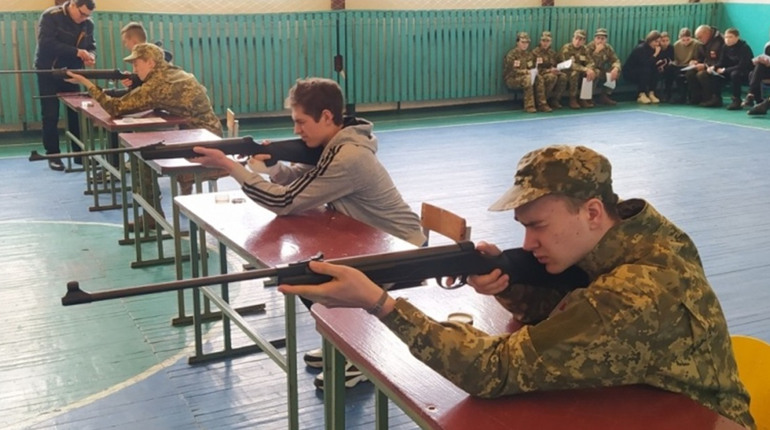 На Гадяччині школярі змагалися у стрільбі з пневматичної зброї