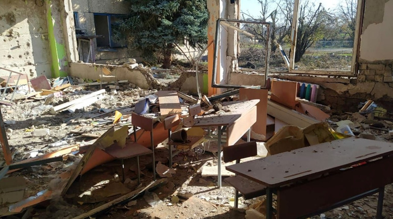 Окупанти обстрілюють Херсон та область: гатять з РСЗВ та артилерії, скидають боєприпаси з дронів