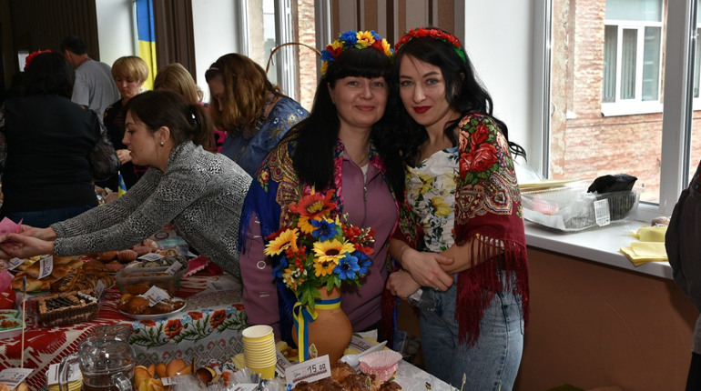 В Конотопському ліцеї №12 провели ярмарок на підтримку ЗСУ та зібрали 60 000 гривень. Фото