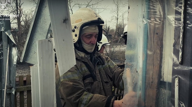 Рятівники Шостки надають допомогу постраждалим від ракетного удару містянам (Відео)