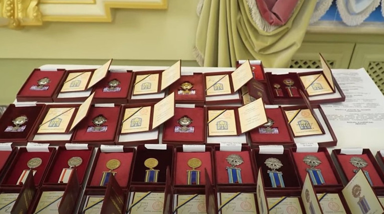 Двох медикинь з Чернігова президент відзначив державними нагородами