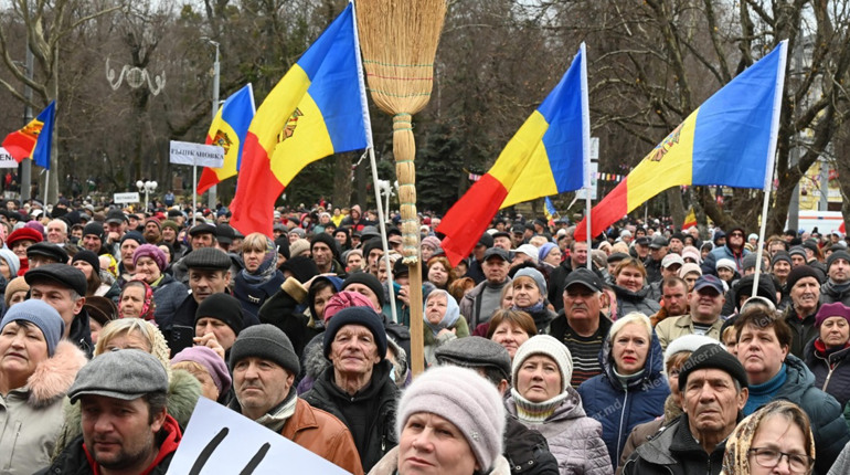 У центрі Кишинева проросійські сили влаштували акцію: відомо про зіткнення з поліцією та затриманих