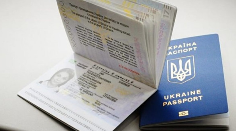 В Україні частину закордонних паспортів визнали недійсними: причина