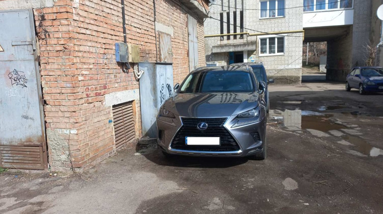 Перекривають доступ до важливих об'єктів: що не так із паркуванням у Дрогобичі