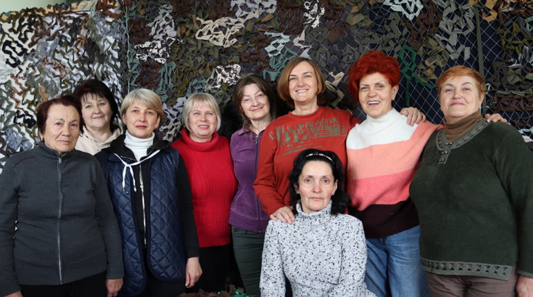 Стали як сім’я: у Народному домі Дрогобича плетуть маскувальні сітки для ЗСУ. Репортаж