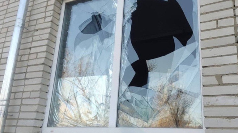 У Мелітополі вибили вікна жінці, що здавала родичів українських військових