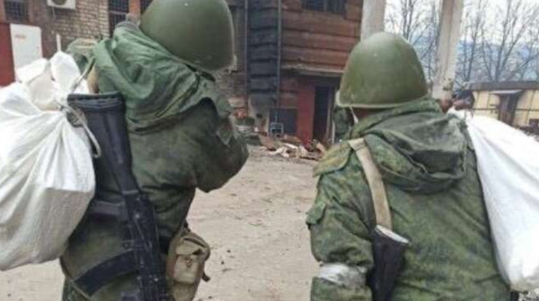 Росіяни крадуть побутову техніку цивільних на Херсонщині, а потім платять нею за алкоголь