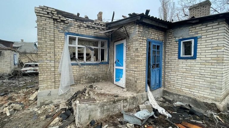 Курахове та Гостре 16 березня зазнали обстрілів. Пошкодили будівлю колонії та електричні мережі