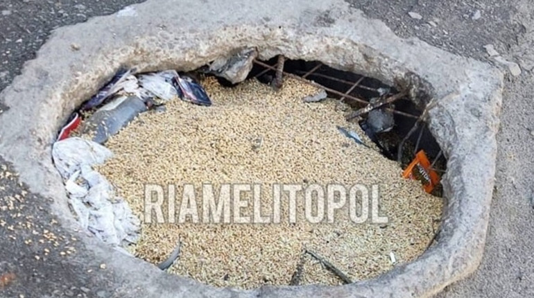 У Мелітополі окупанти засипають краденим зерном ями на дорогах