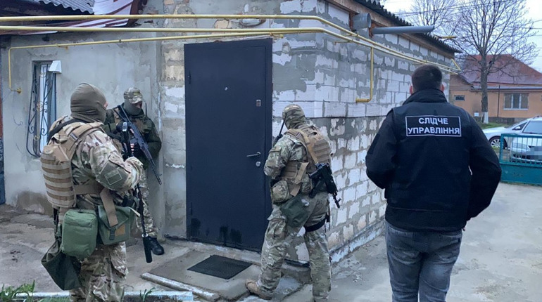 Відправляли до Франції, робили біженцями, а гроші забирали. На Одещині викрили злочинну групу