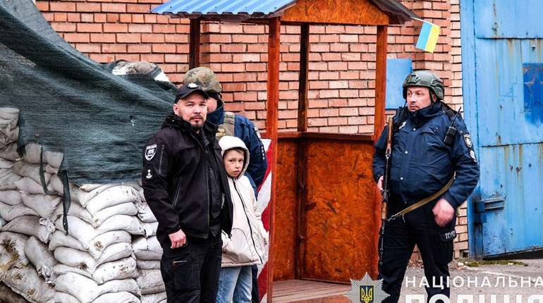 З Сіверської та Соледарської громад поліція евакуювала 18 людей. Скільки вивезли дітей