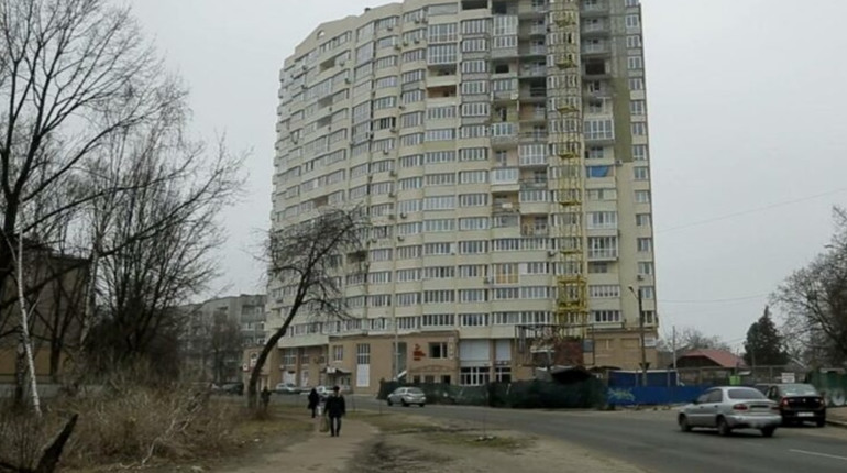 У Чернігові триває відбудова висотки, яку військові рф пошкодили під час авіанальоту