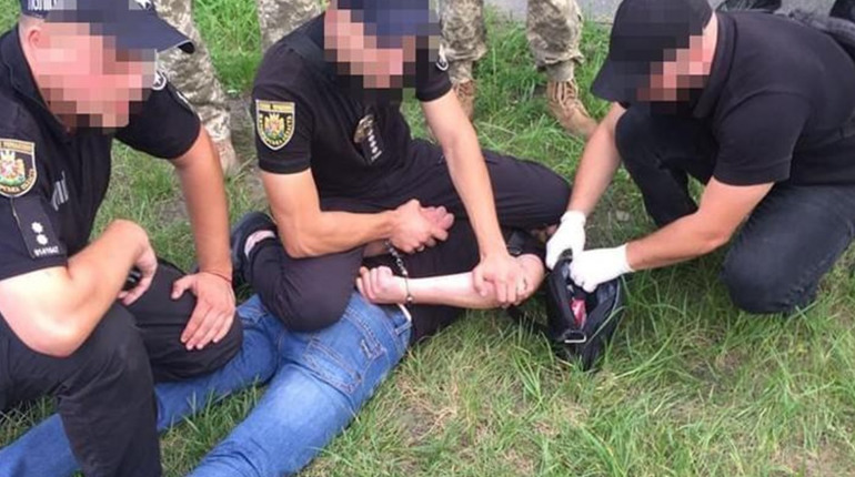 Звягельські поліцейські затримали 30-річного звягелянина у Львові та вилучили "товар" на 2,5 млн грн