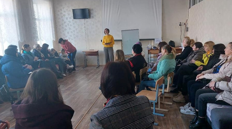 У Конотопі провели мотивуючий тренінг для переселенців. Чому навчали
