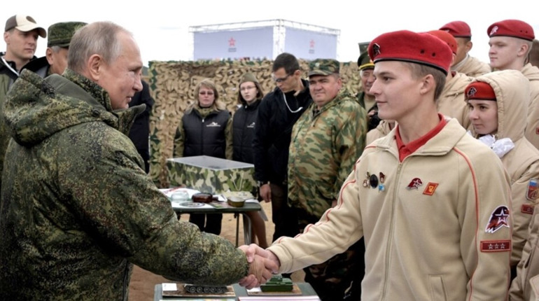 "Двіженіє пєрвих": на окупованій Луганщині росіяни створюють новий комсомол