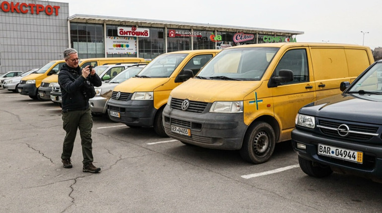 Запорізькі волонтери привезли на фронт 8 авто