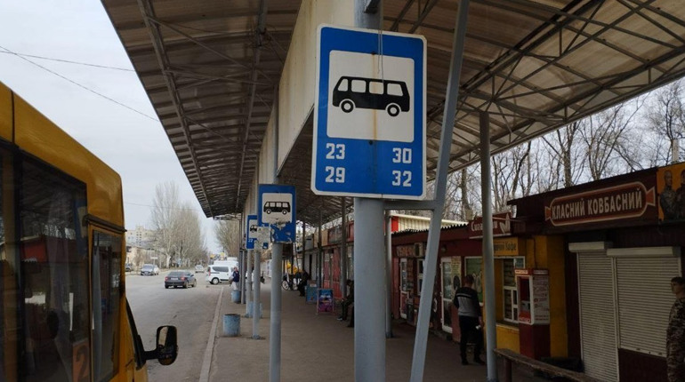 В Покровську з'явилася нова зупинка для автобусів. Місто оновлюється попри війну