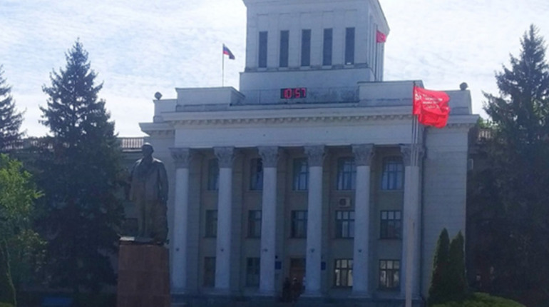 Спочатку йшли на проукраїнський мітинг, потім віталися з окупантами