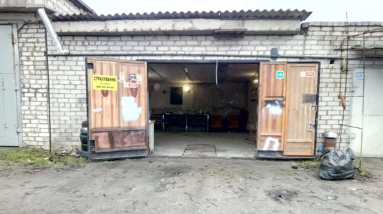 Росіяни обжили гаражі в Новій Каховці