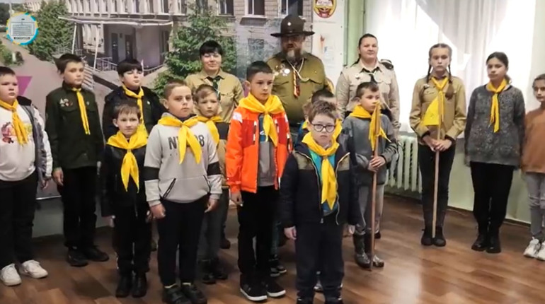 Конотопські пластуни отримали подарунки від благодійників. Відео