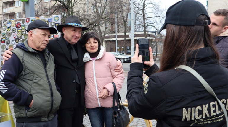 На благодійному ярмарку у Первомайську Михайло Жонін із командою зібрали понад 30 тисяч гривень
