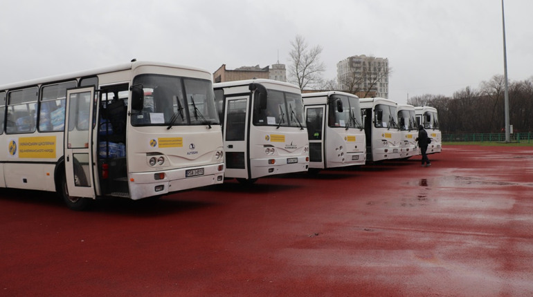Шість шкільних автобусів доставили львівські волонтери на Чернігівщину