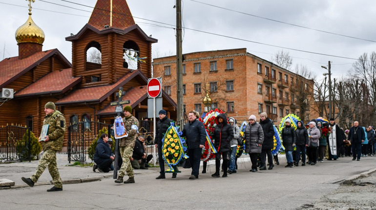 У Нікополі в останню путь провели захисника України Олександра Лимаря