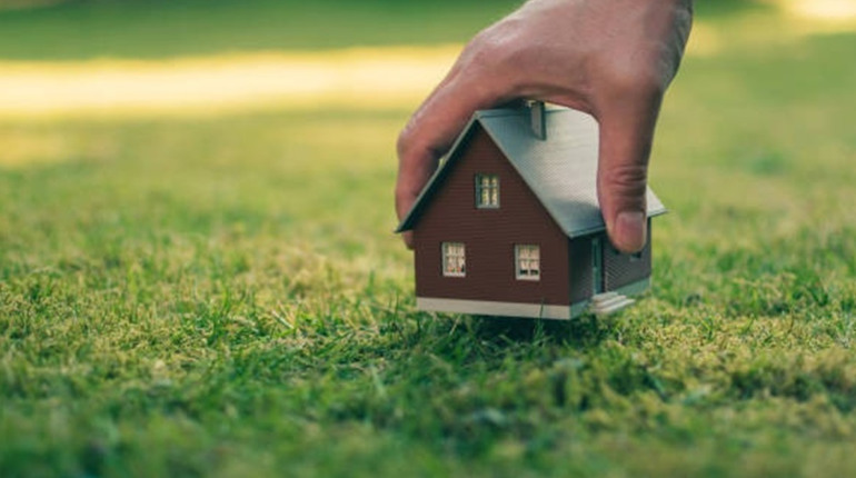 Продав односельчанину чужу земельну ділянку з будинком: мешканцю Одещини повідомили про підозру