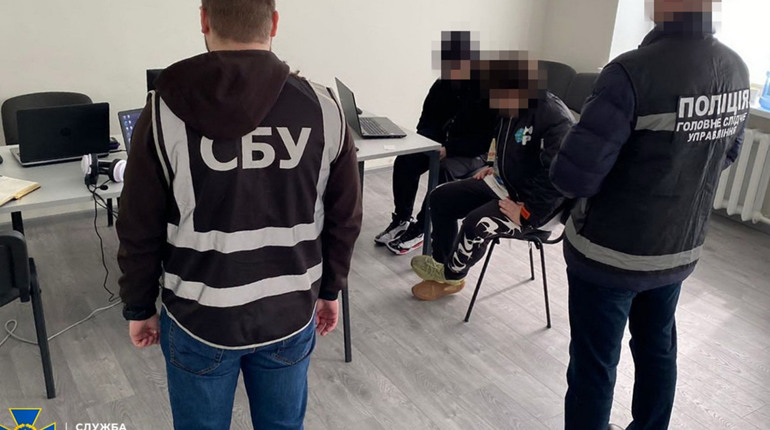 Крали гроші з банківських рахунків громадян ЄС. СБУ з чеськими колегами затримала шахраїв