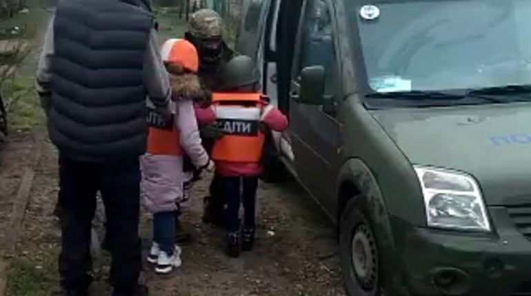 Родину з п'ятьма дітьми евакуювали з села Веселе на Херсонщині. ВІДЕО