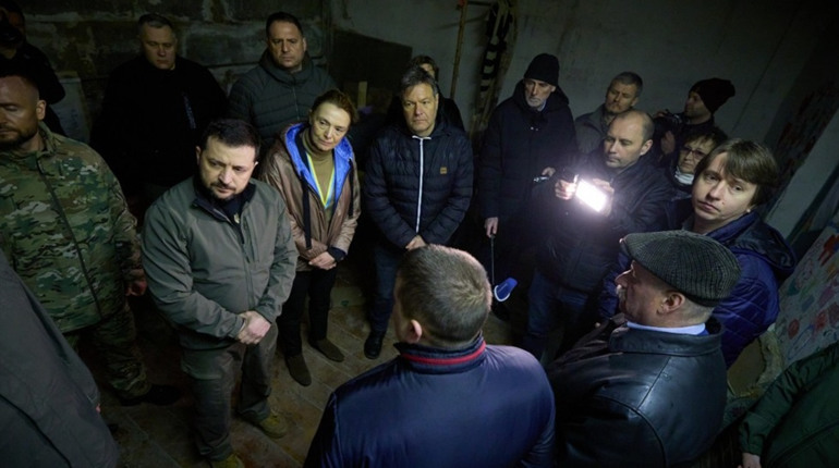 Володимир Зеленський під час поїздки на Чернігівщину побажав путіну провести залишок життя в підвалі