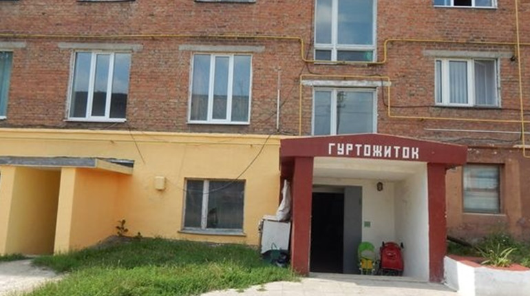 Мешканців соціального гуртожитку у Тростянці забезпечили безперебійним теплом: хто допомагав