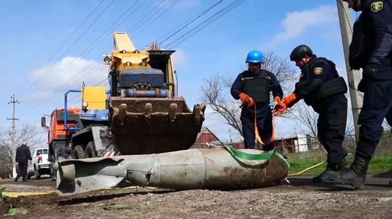 Безперервні обстріли Запоріжчини не вщухають: піротехніки знищили 500-кілограмову бомбу